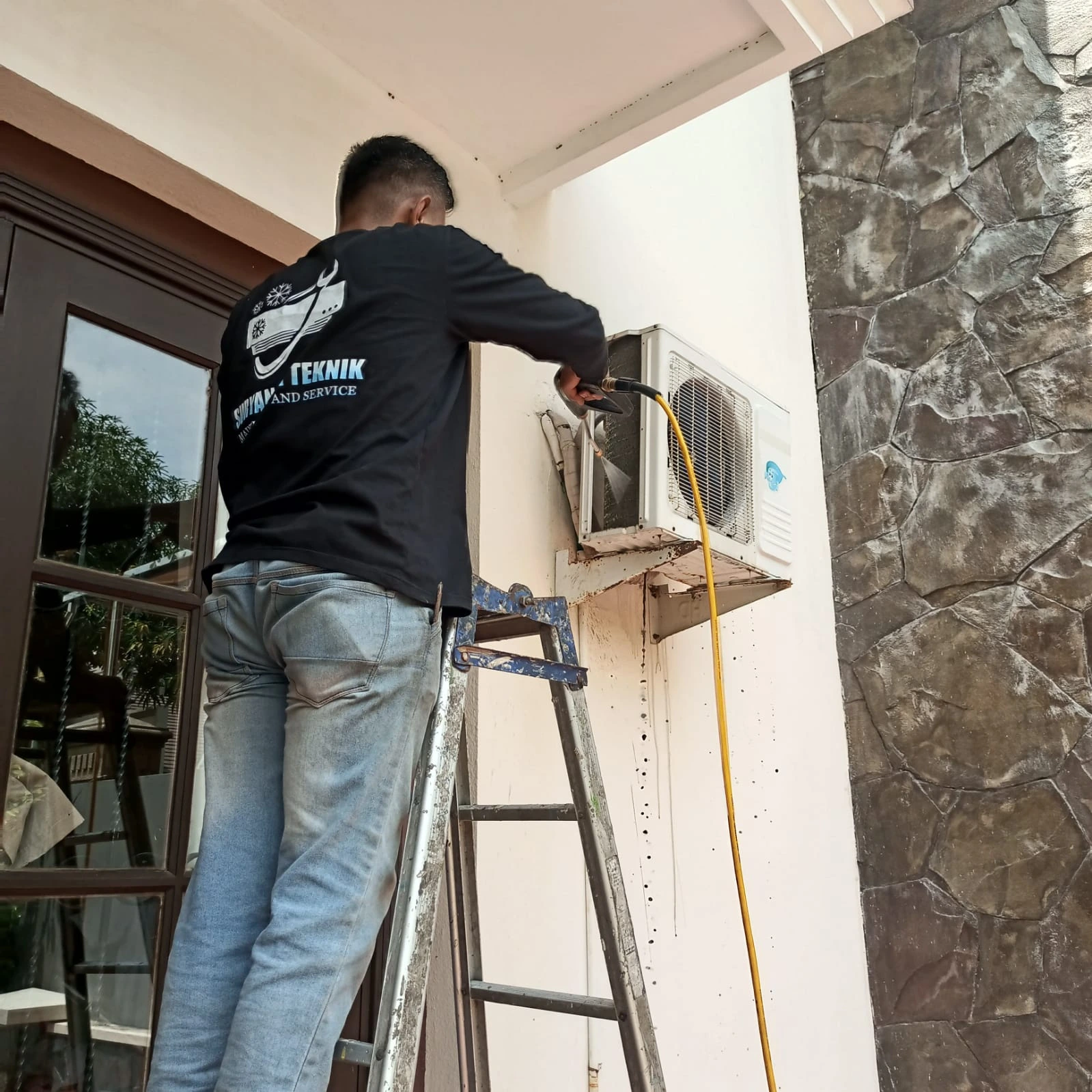cari jasa service ac surabaya terdekat dari lokasi saya